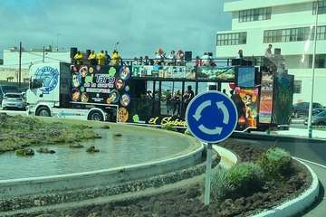 Tres carrozas anuncian por las calles de Telde el inicio del Carnaval/TA y Jesús Ruiz Mesa.